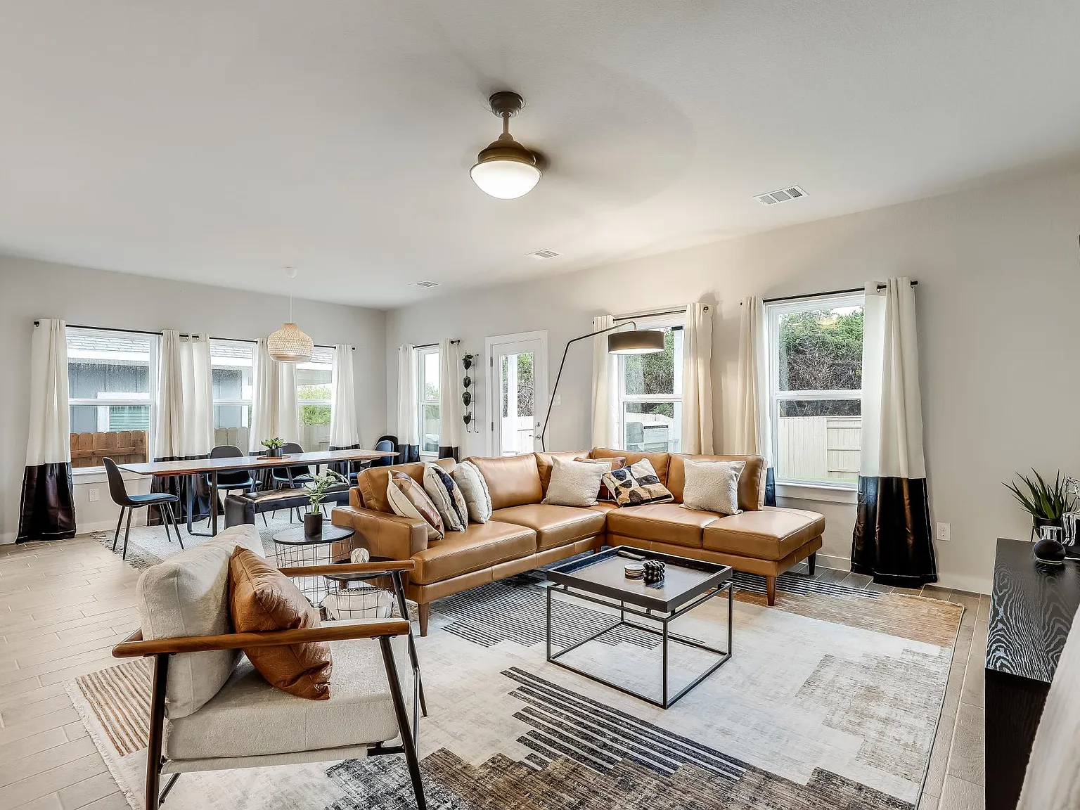 5 bed, 2600 sqft, $6,500 — Photo 1