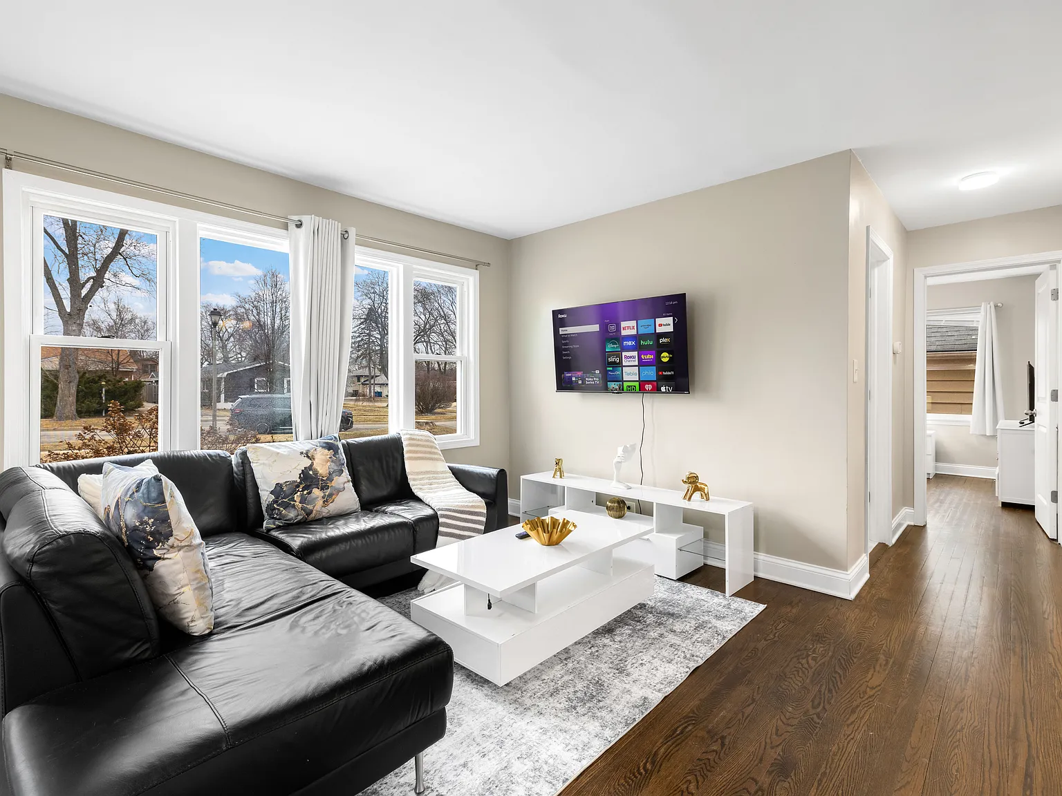 5 bed, 2732 sqft, $9,900 — Photo 3