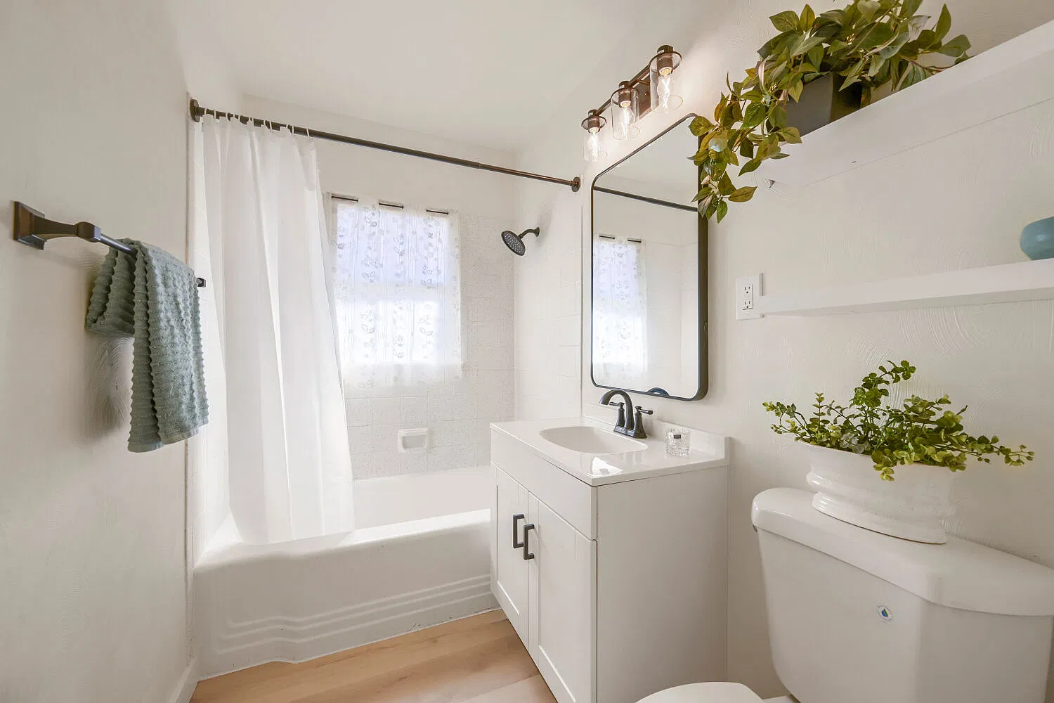 3 bed, 1200 sqft, $2,050 — Photo 4