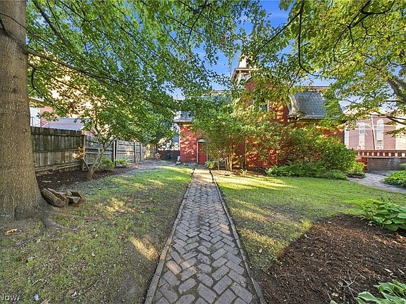 45th image of 904 Juliana St