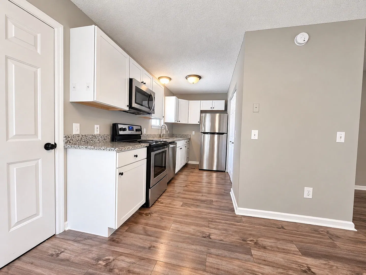 3 bed, 1.5 bath, 1032 sqft, $1,795 — Photo 4