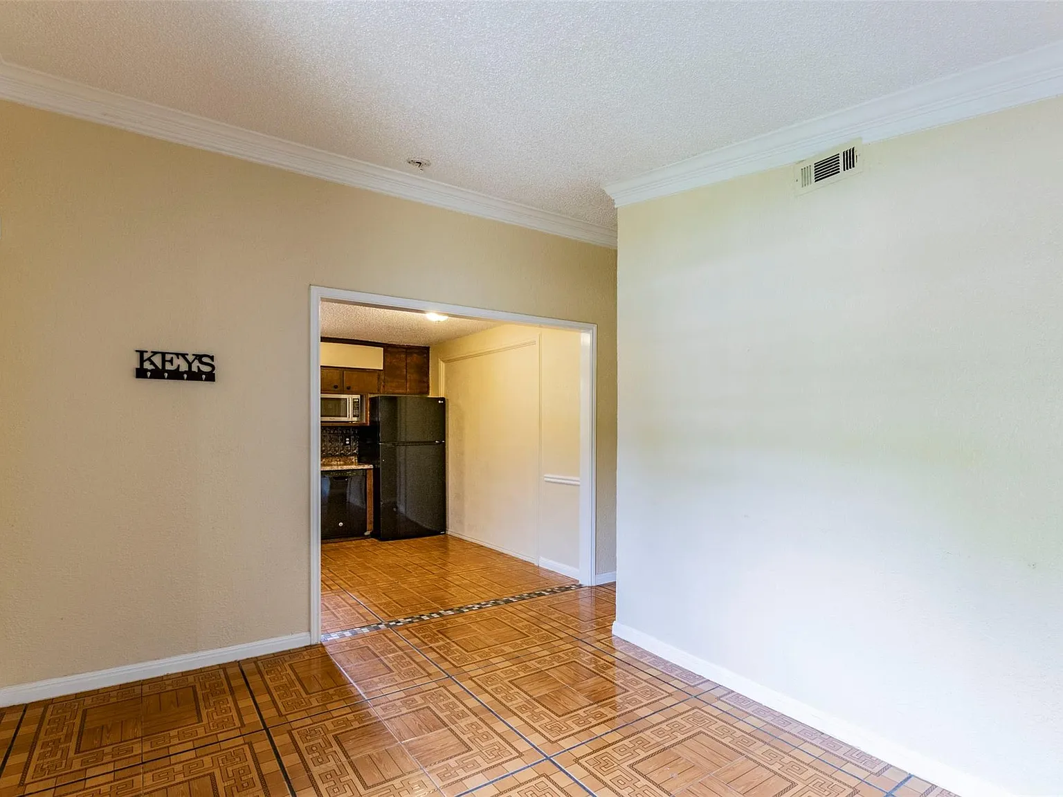4 bed, 2.0 bath, 1272 sqft, $1,800 — Photo 2