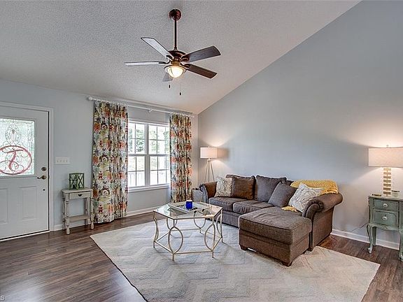 3rd image of 814 Charter Oaks Dr