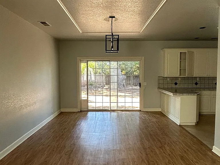 1661 Manzanita Ave — Photo 28
