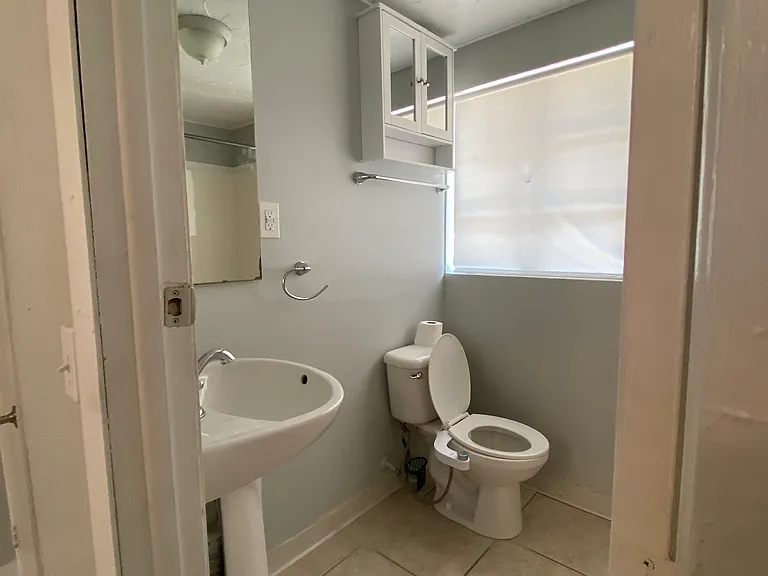 1924 Franklin St #B — Photo 9