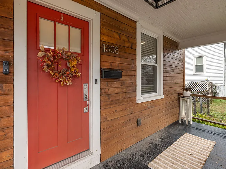 1308 Overton St — Photo 3