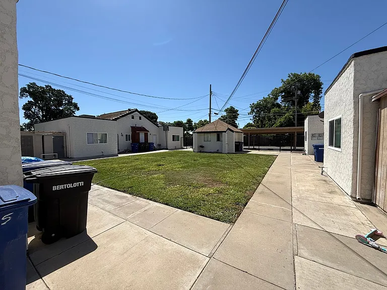 Downey Ave — Photo 17