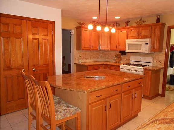 3rd image of 581 Oakhurst Dr