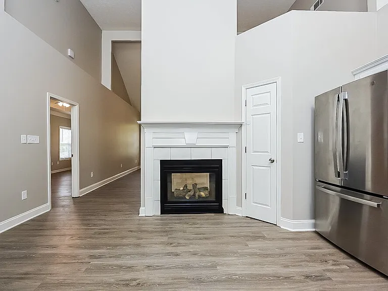 4060 Springvale Way — Photo 6