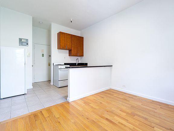 5th image of 320 W 20th St APT 15