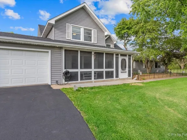 39W030 Poplar Ln, St Charles, IL 60175