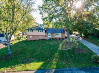 1681 Knob Hill Dr, Coshocton, OH 43812