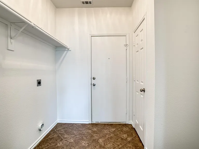 9909 Delamere Dr — Photo 17