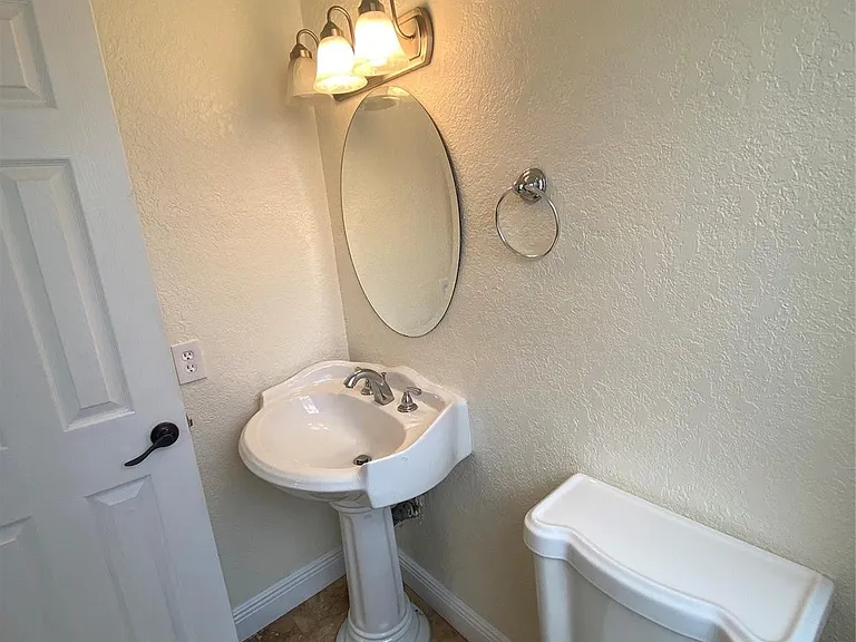 2200 NE 66th St #1412 — Photo 5