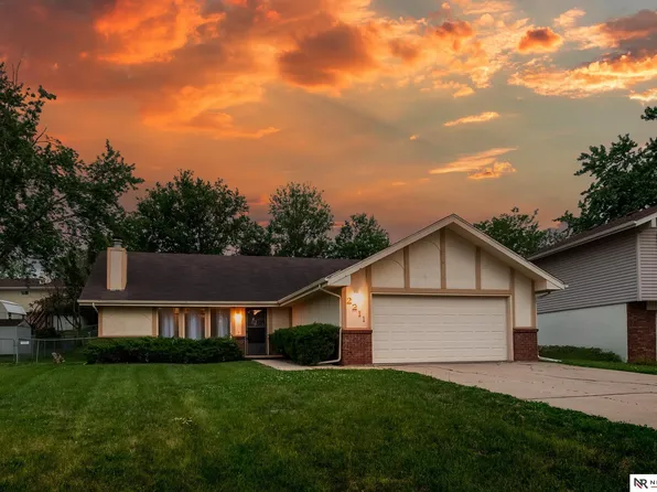 2211 Scarborough Dr, Bellevue, NE 68123