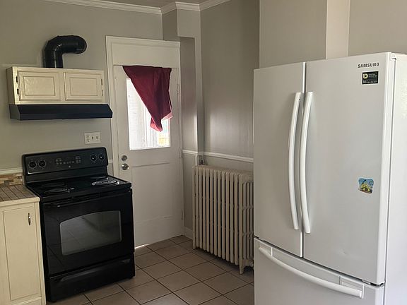 Eat-in kitchen with appliances