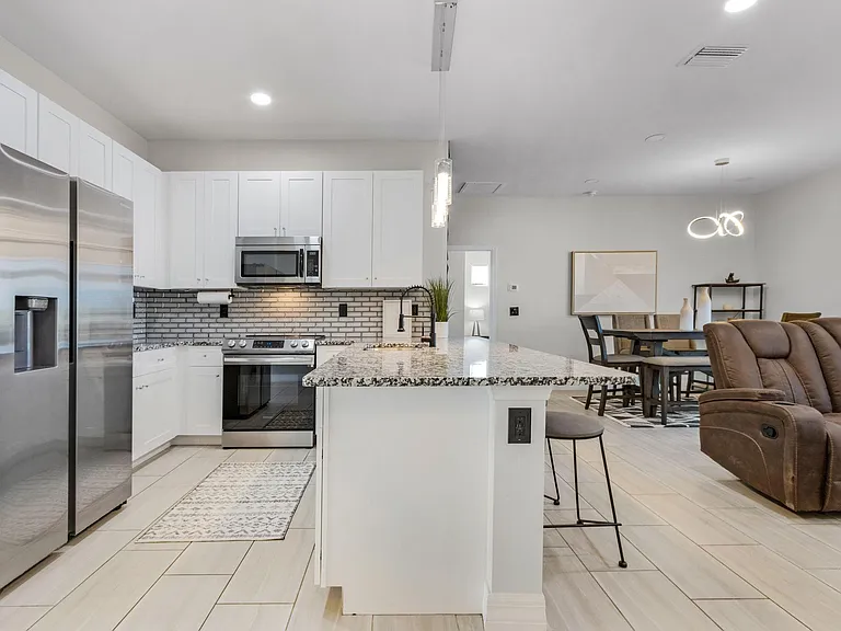 NW 38th Ave — Photo 6