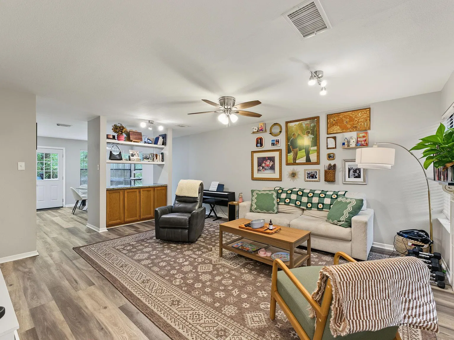 3 bed, 2.5 bath, 1428 sqft, $1,800 — Photo 2