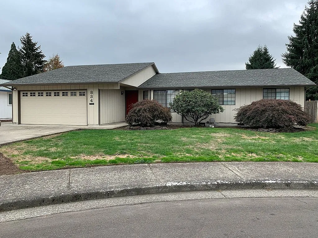 834 NE Melinda Ct photo 1