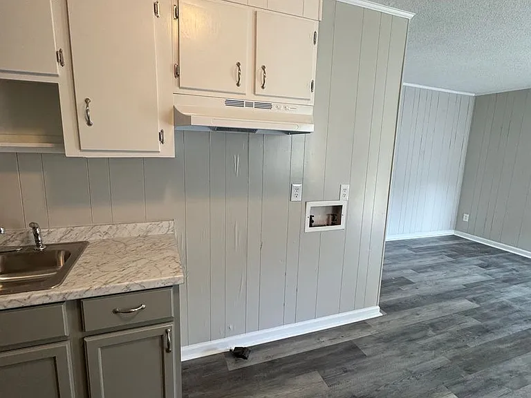 2212 Hart St — Photo 2