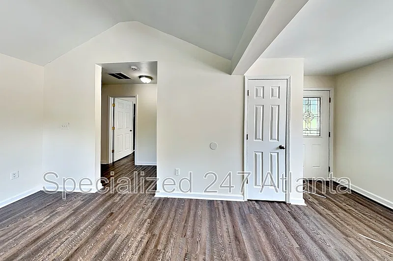 3 bed, 2.0 bath, 956 sqft, $1,525 — Photo 3