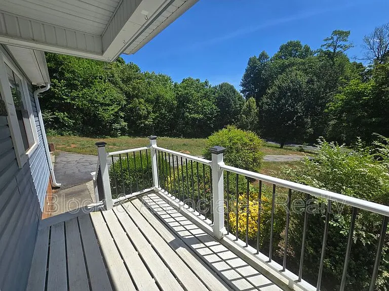 3945 Woodcrest St — Photo 10