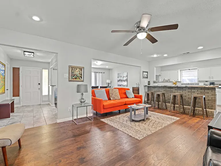 11327 Drummond Cir — Photo 3
