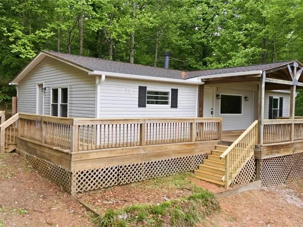 1402 Good Hope Dr, Walnut Cove, NC 27052