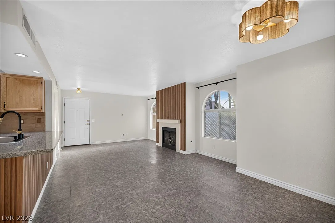 2 bed, 2.0 bath, 1023 sqft, $1,425 — Photo 2