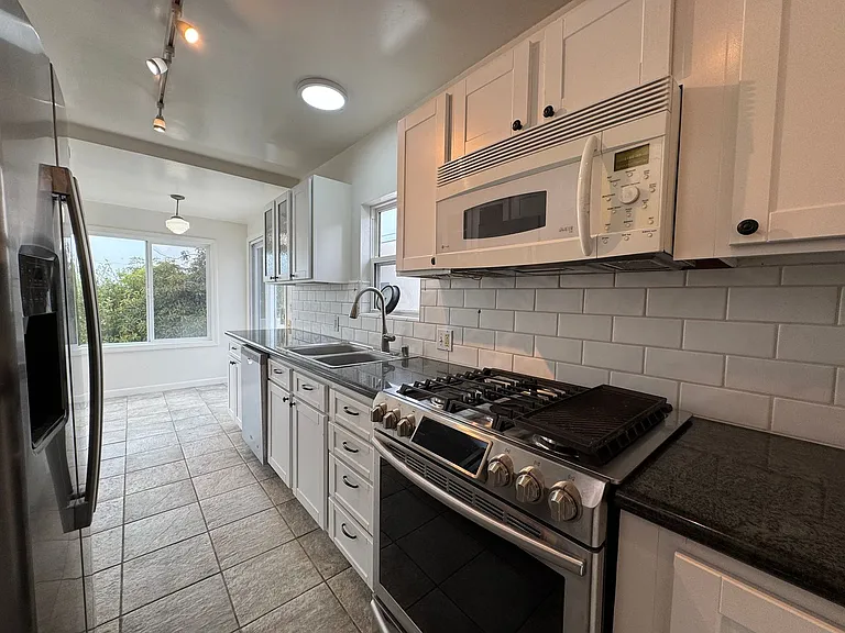 1527 Golden Ave — Photo 14