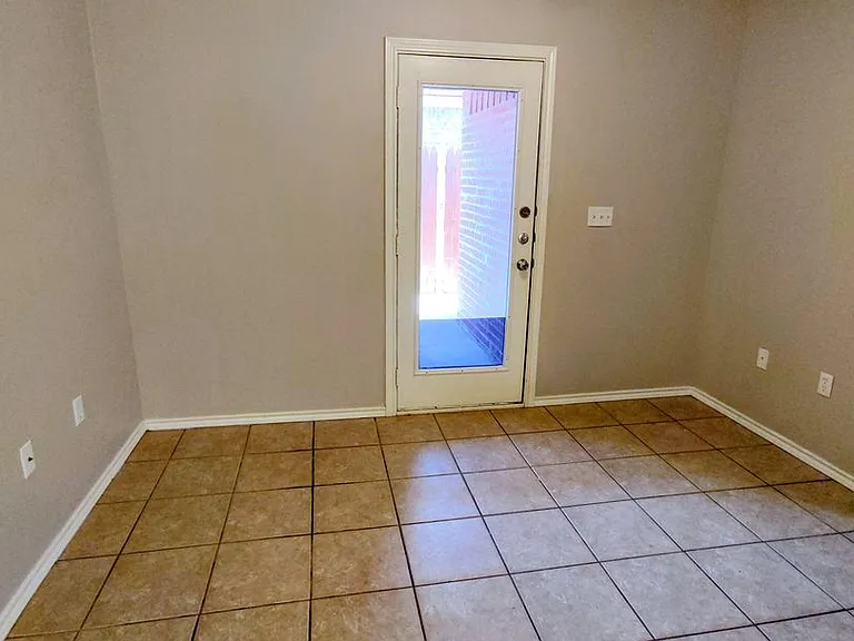 526 N Dover Ave — Photo 2