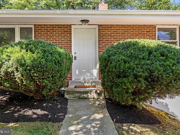 5th image of 210 Eastwood Dr