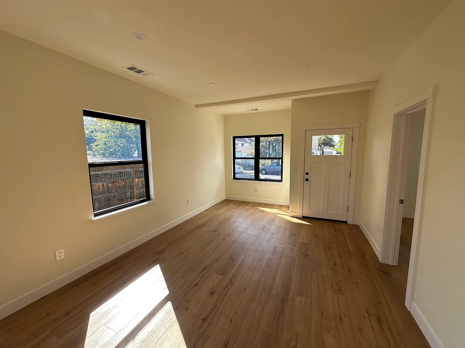 2 bed, 1000 sqft, $3,400 — Photo 4