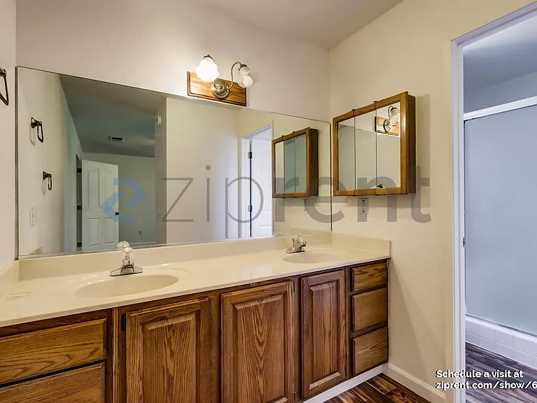 168 W Adams St — Photo 13
