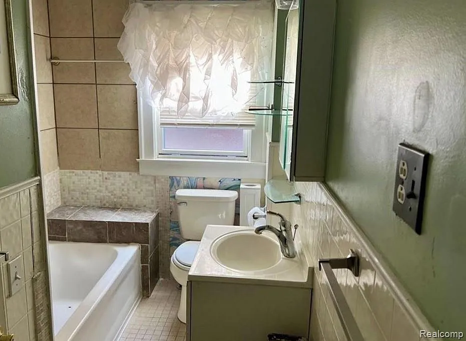 3 bed, 1.0 bath, 3100 sqft, $1,200 — Photo 4