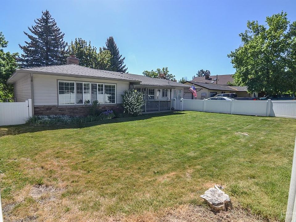 1st image of 955 NE Crest Dr