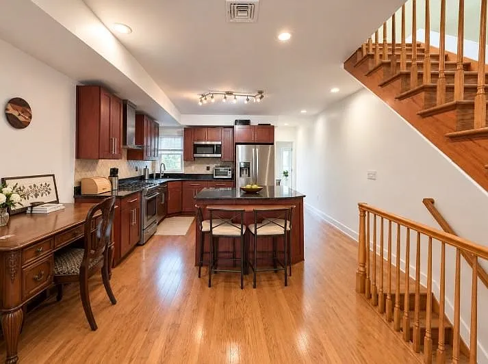3 bed, 2.0 bath, 1300 sqft, $3,600 — Photo 2