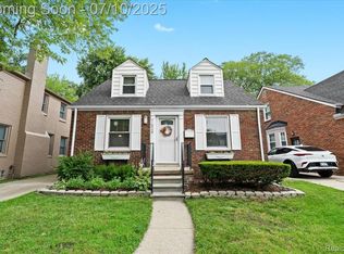 1624 Hampton Rd, Grosse Pointe Woods, MI 48236
