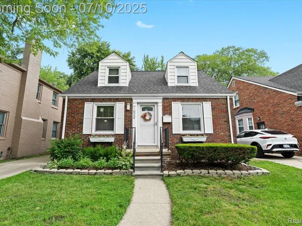 1624 Hampton Rd, Grosse Pointe Woods, MI 48236