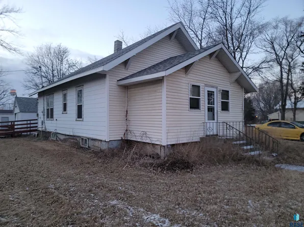 151 Church St S, Canova, SD 57321