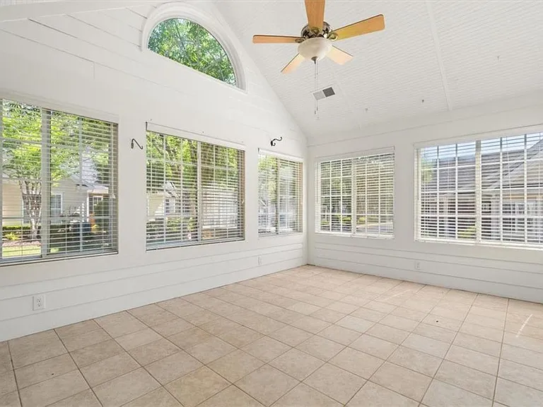1305 Village Ln — Photo 26