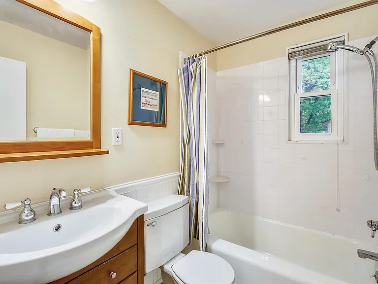 Full bathroom 2