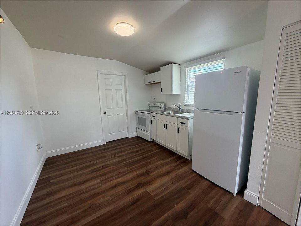 1st image of 320 SW 4th Ave #7