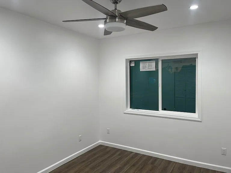 9733 Omelveny Ave — Photo 12