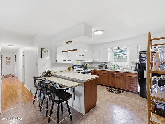 3rd image of 220 Forrest Dr