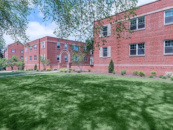 4th image of 16015 Van Aken Blvd #6