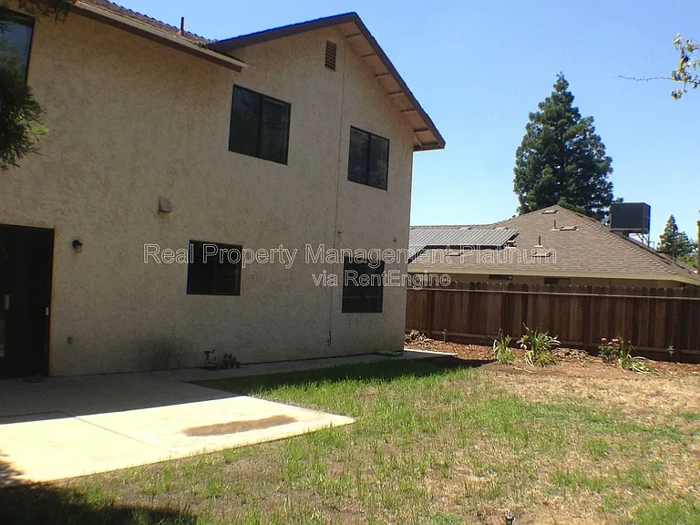675 N Claremont Ave — Photo 25
