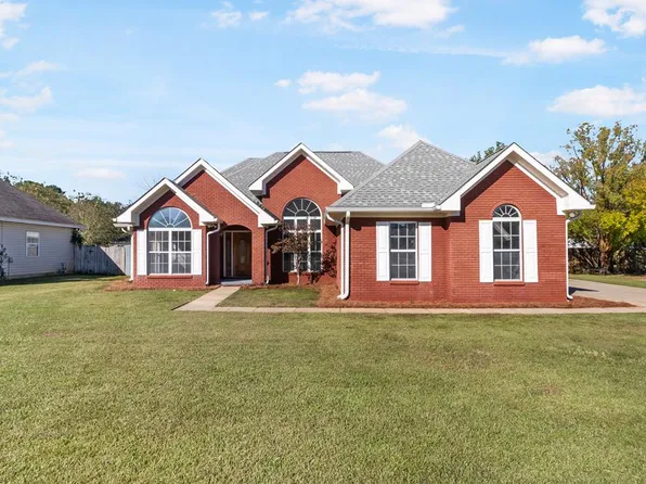 102 Arcadia Dr, Dothan, AL 36305