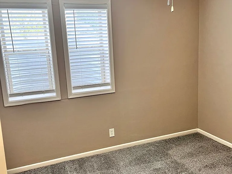 Bristol Square Apartments — Photo 61