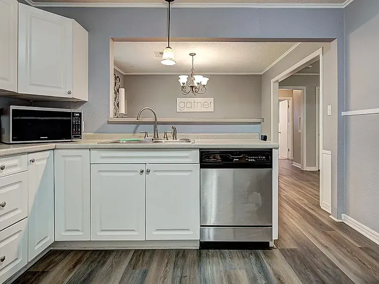 1006 Seneca Ave — Photo 2